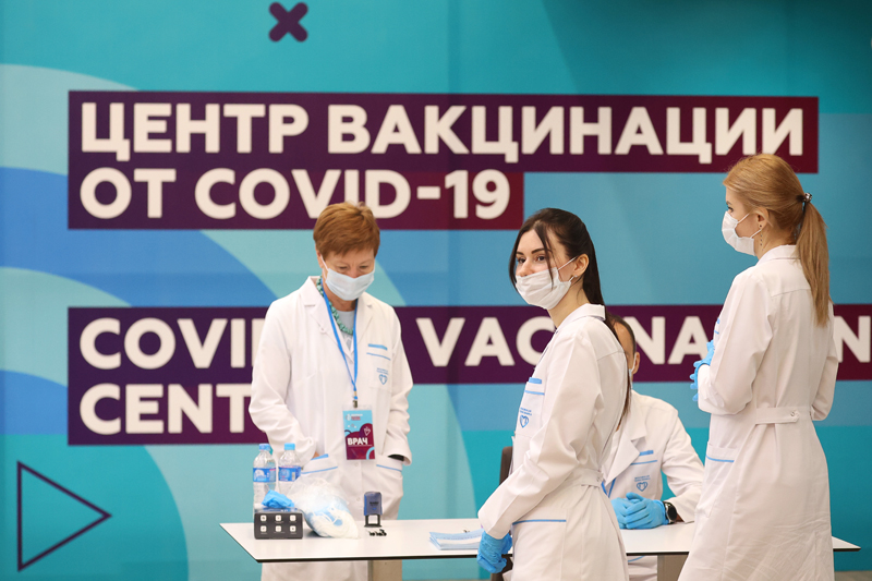 Вакцинация населения от COVID-19 в Лужниках