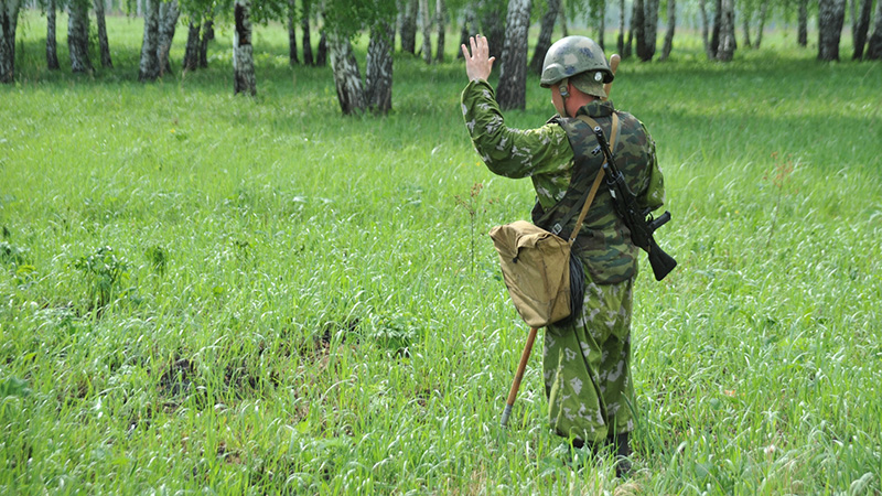 Сапер на минном поле картинка