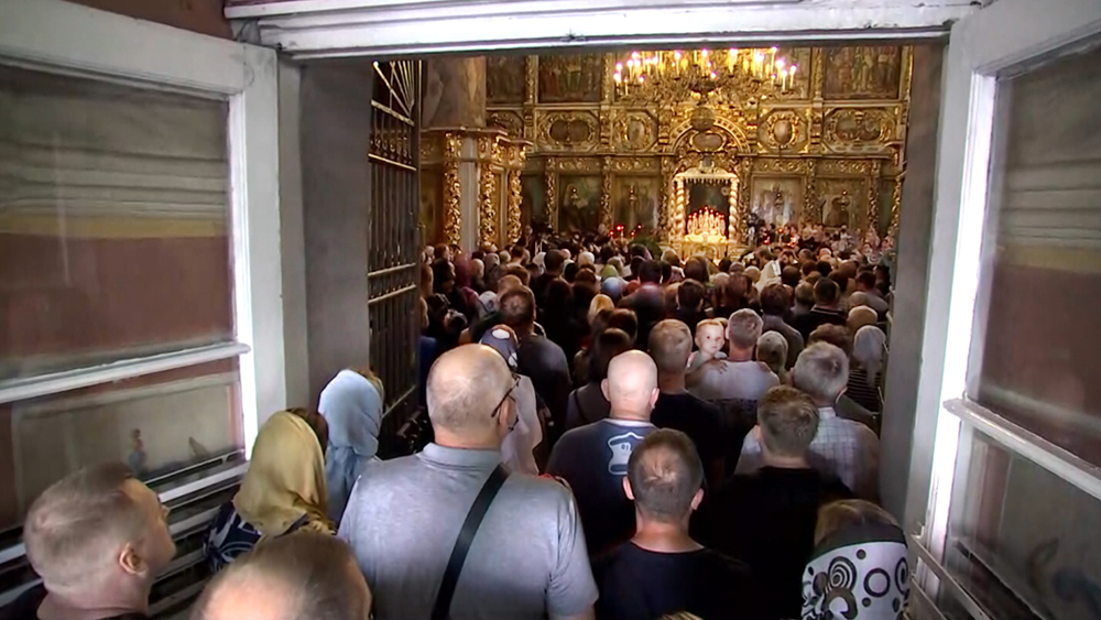Православные верующие в храме