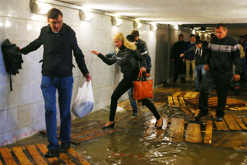 В киеве затапливает метро. Метро затопило. Затопило Киевское метро фото. Фильм где затопило Москву.