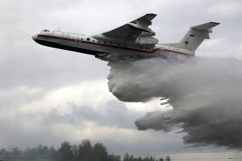 Самолет Бе-200 во время тушения лесного пожара