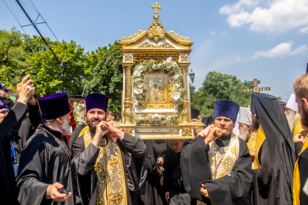 Крестный ход в Киеве по случаю 1033-летия крещения Руси