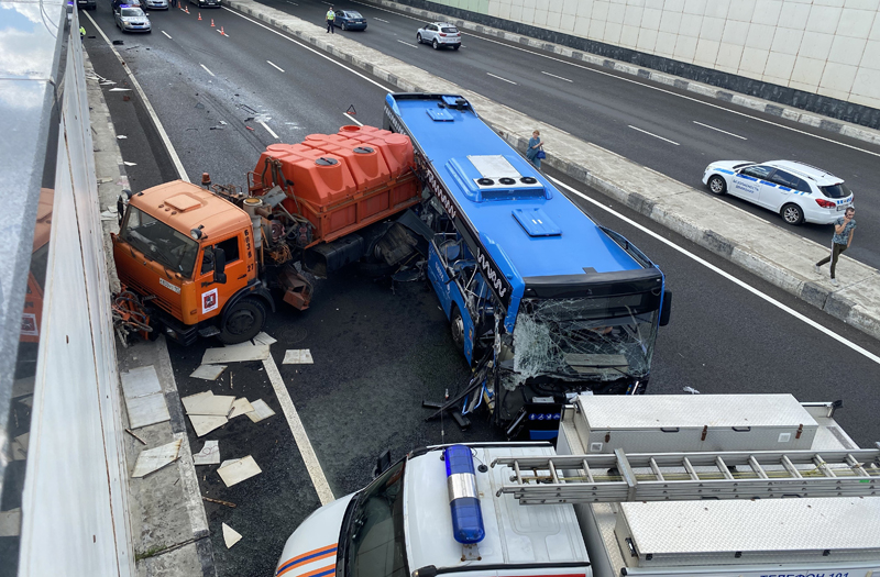 Последствия столкновения рейсового автобуса с грузовым автомобилем на Боровском шоссе