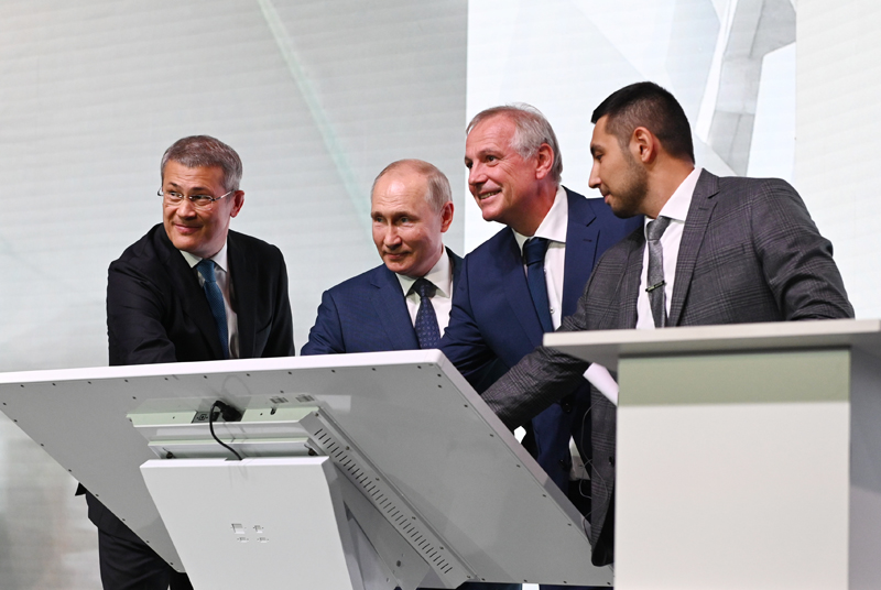 Владимир Путин принимает участие в церемонии открытия завода ООО "Цемикс"