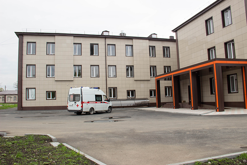 Автомобиль скорой помощи около здания клинической больницы во Владикавказе