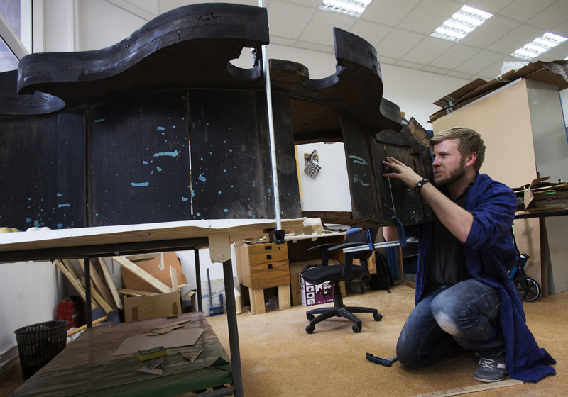Реставратор в мастерской реставрации мебели и деревянных предметов