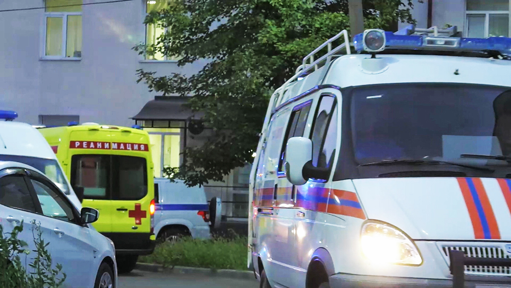 Автомобиль скорой помощи около здания клинической больницы во Владикавказе