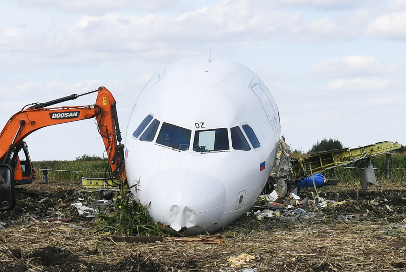 Демонтаж носовой части аварийно севшего под Москвой Airbus A321