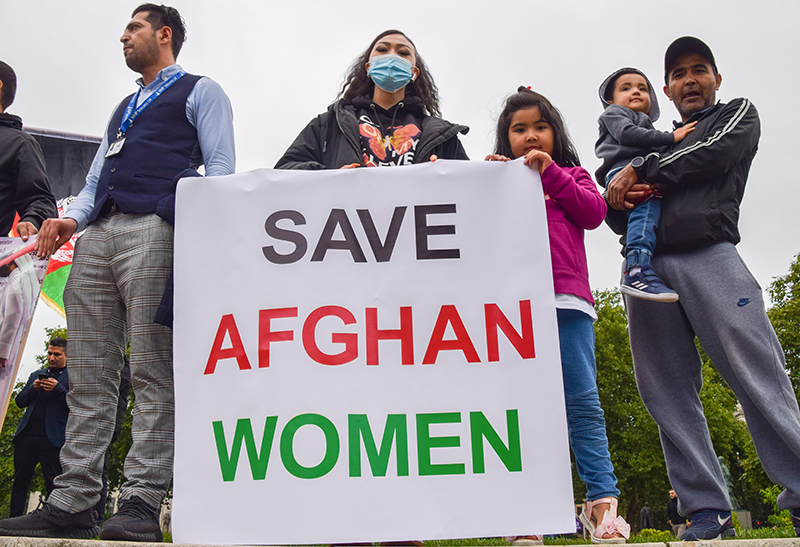 Люди протестуют в Женеве против войны в Афганистане