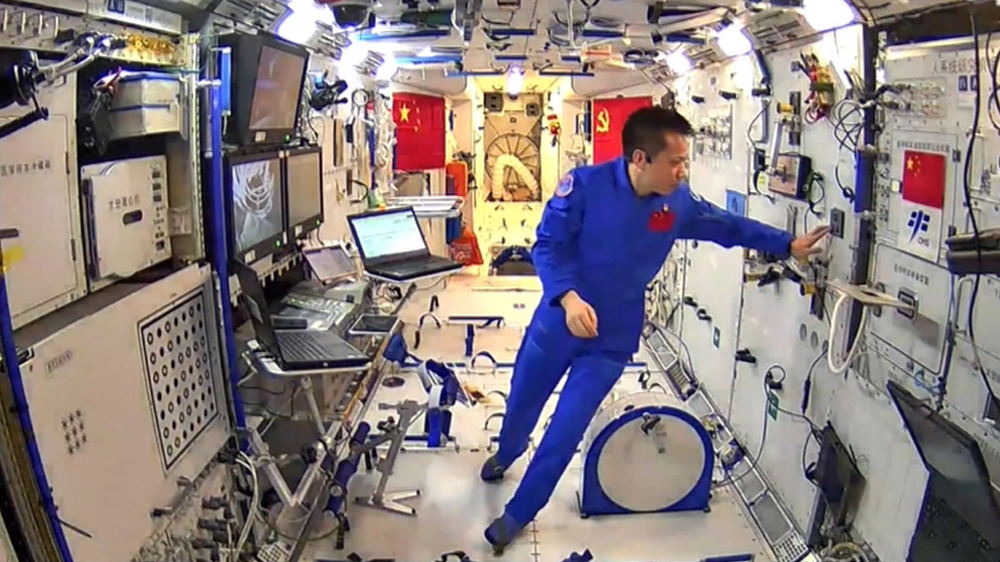 Китайские космонавты на станции "Тяньгун"