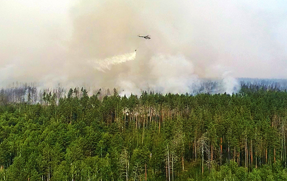 Вертолет МЧС тушит лесные пожары