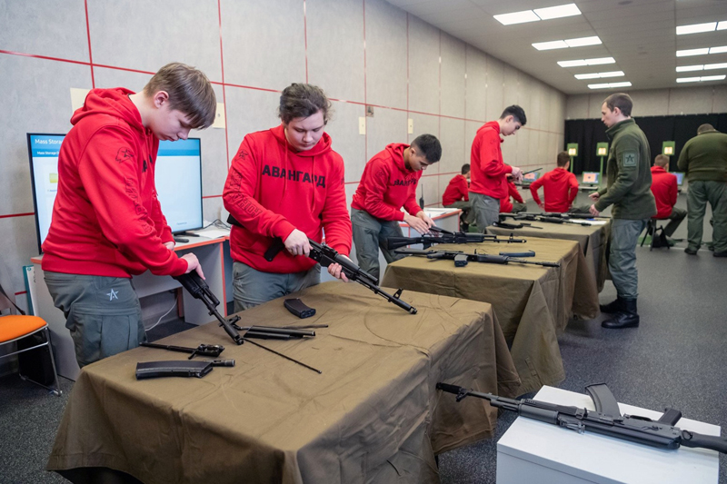 Курсанты во время учебных занятий с оружием в центре военно-патриотического воспитания "Авангард"