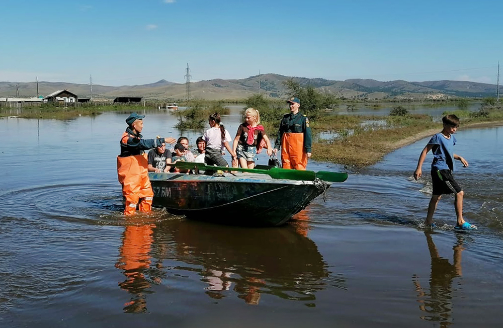 Сотрудники МЧС эвакуируют жителей из зоны паводка