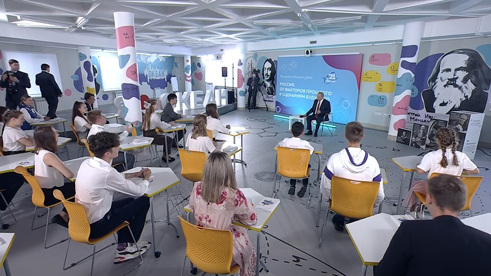 Владимир Путин общается со школьниками