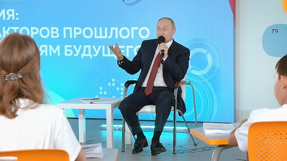 Владимир Путин общается со школьниками
