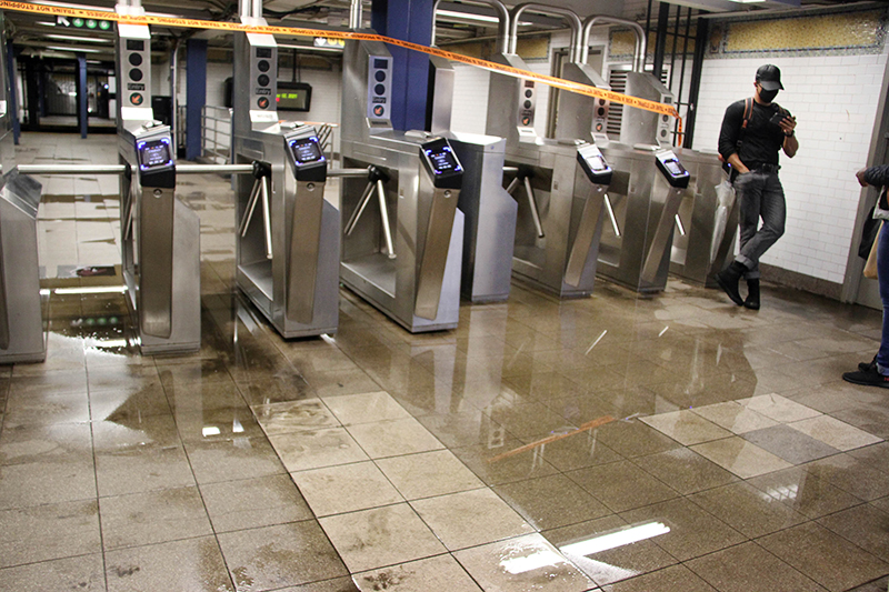 Потоп в метро Нью-Йорка