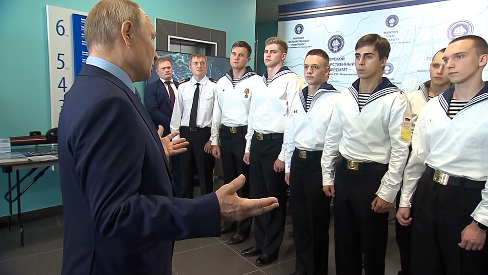 Владимир Путин посетил Дальневосточный морской тренажёрный центр