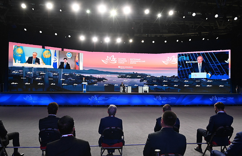 Владимир Путин выступает на пленарном заседании в рамках Восточного экономического форума во Владивостоке
