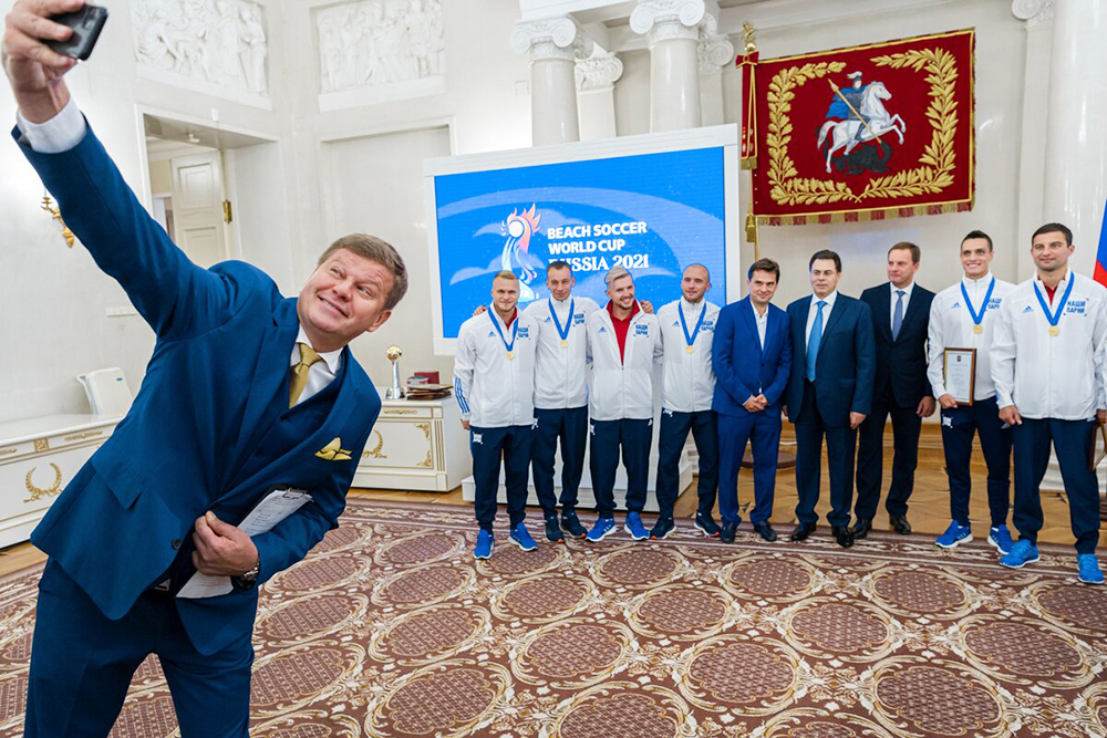 Церемония награждения футболистов сборной России по пляжному футболу