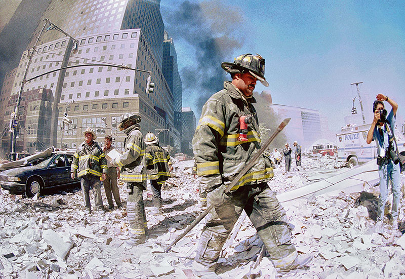 Спасатели на месте обрушения башен Всемирного торгового центра в Нью Йорке 11 сентября  