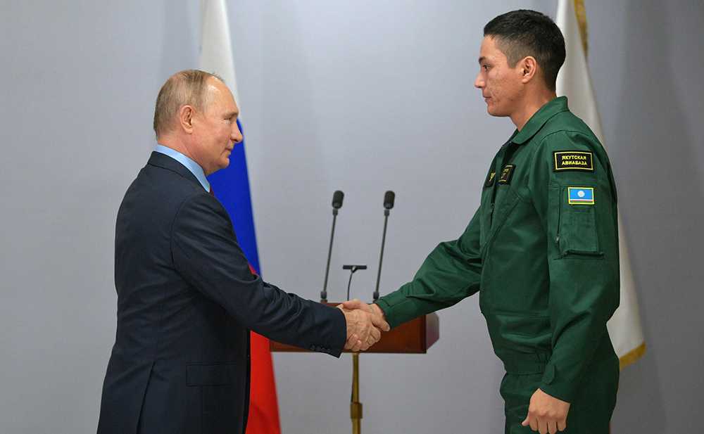 Владимир Путин вручил награду сотруднику авиалесоохраны