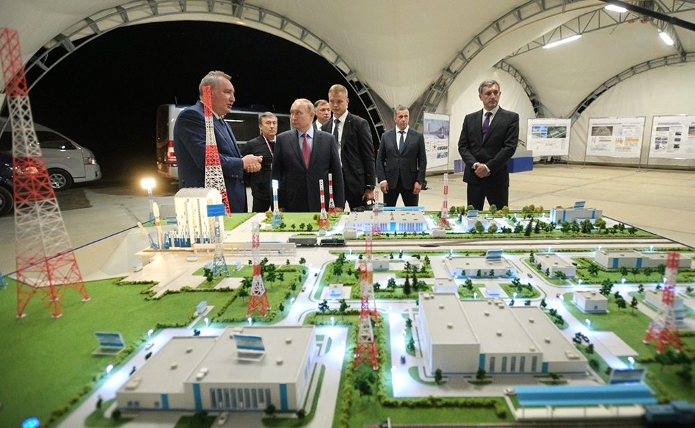 Владимир Путин и Дмитрий Рогозин на космодроме "Восточный"