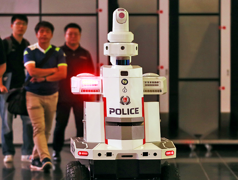 Робот-полицейский в Сингапуре
