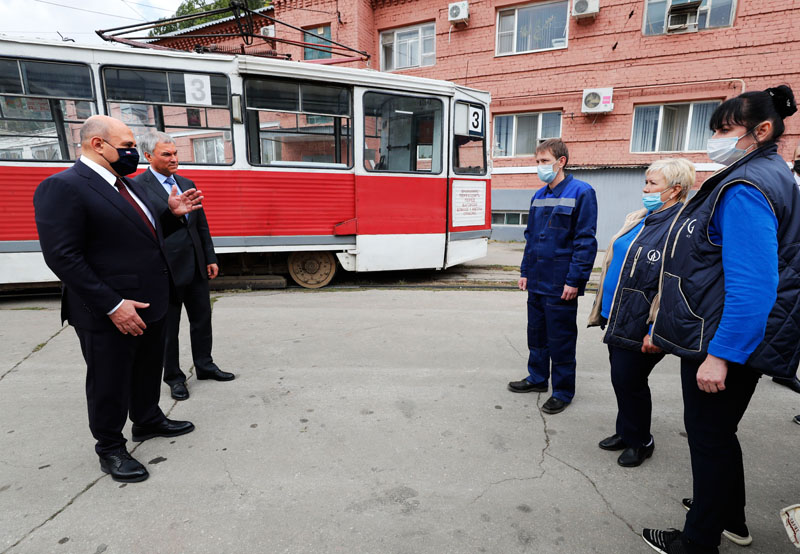Михаил Мишустин во время посещения трамвайного депо Кировского района Саратова