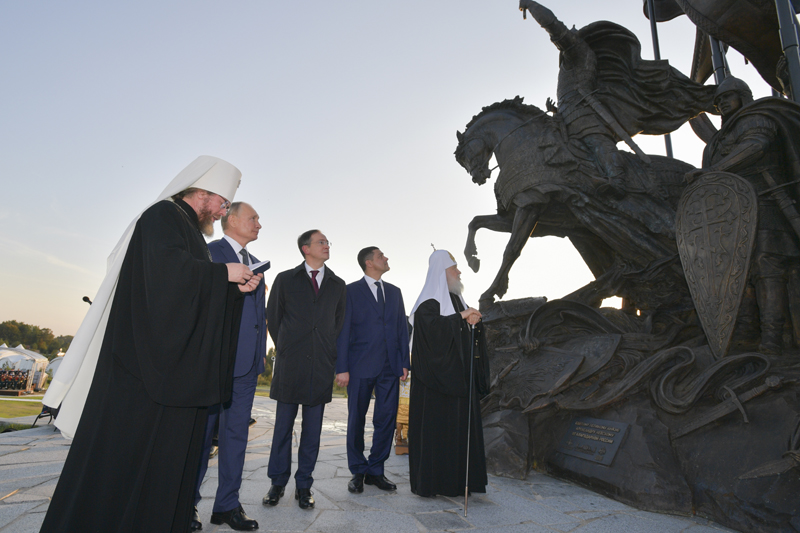 Владимир Путин принял участие в открытии мемориала Александру Невскому в Псковской области