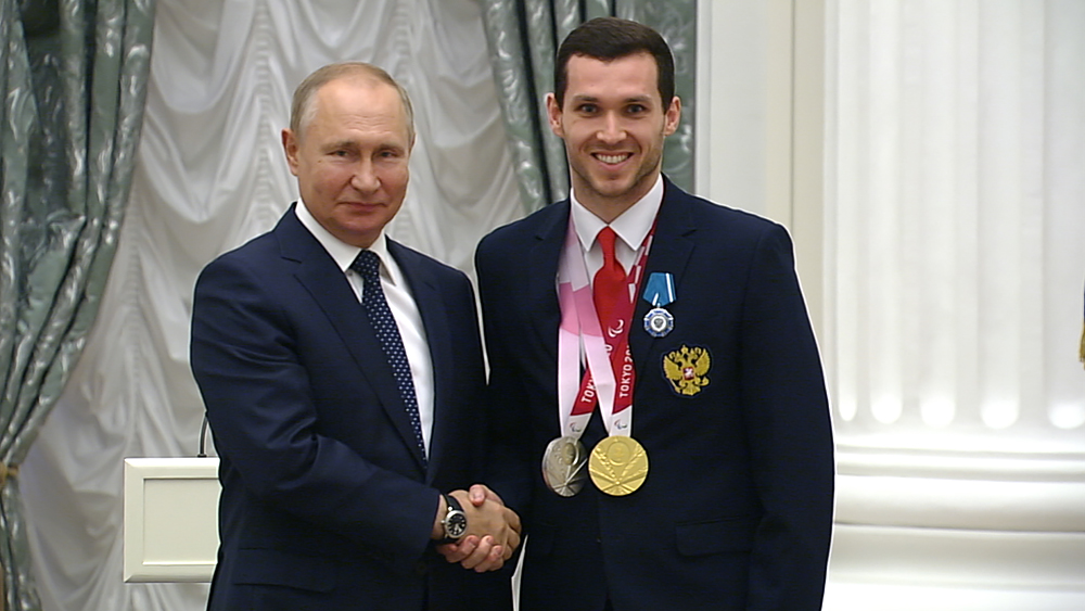 Владимир Путин награждает паралимпийцев
