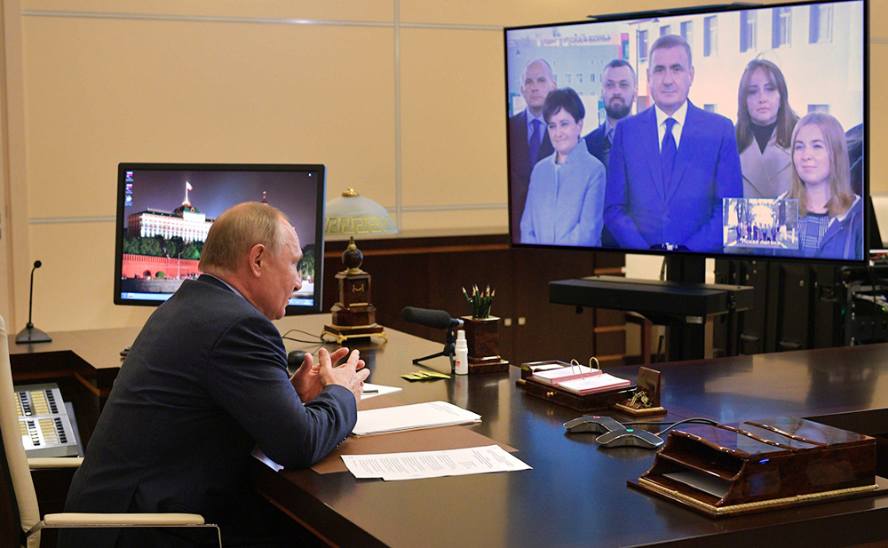 Владимир Путин общается с губернатором Тульской области Алексеем Дюминым
