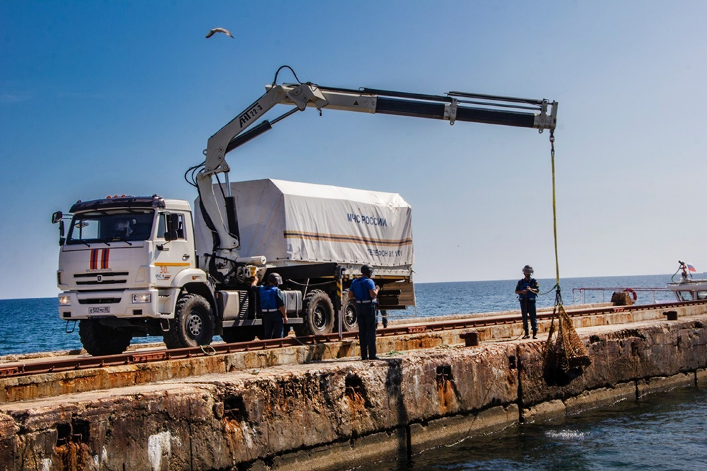 Сотрудники саперного отряда МЧС поднимают боеприпасы со дна моря