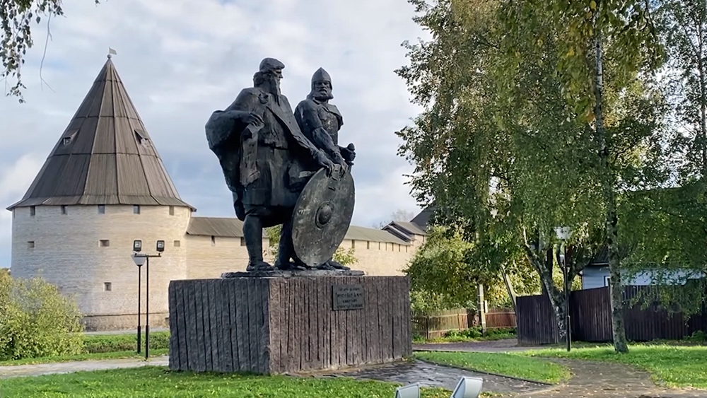 Памятник Рюрику и Олегу Вещему в Старой Ладоге