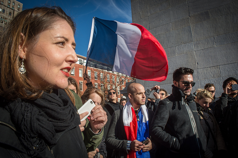 Люди с французским флагом