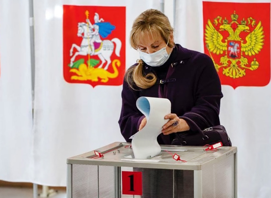 Элла Памфилова голосует