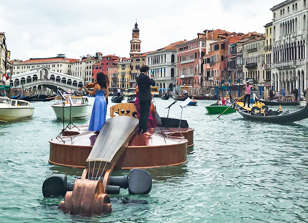 Лодка-скрипка в Венеции
