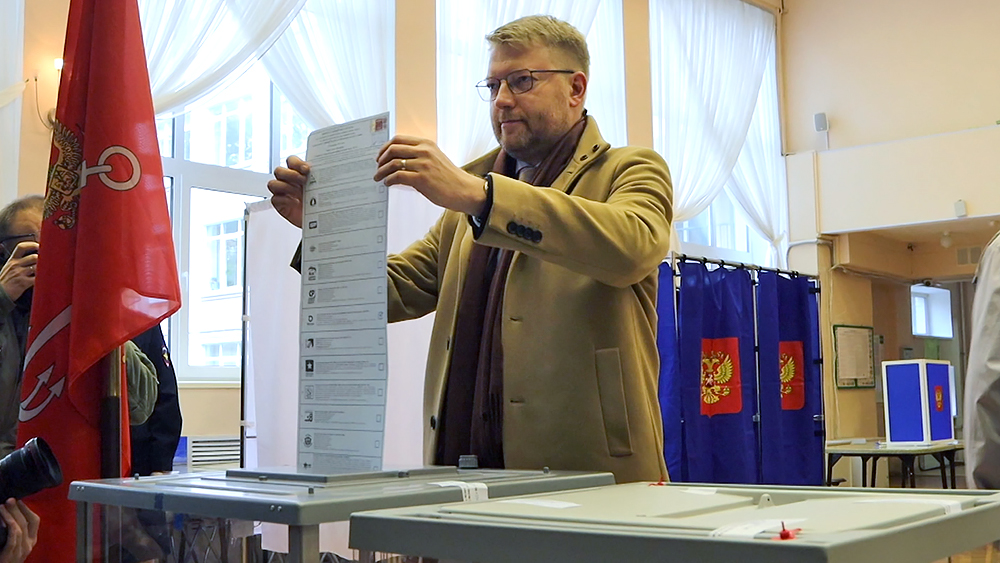 Николай Рыбаков голосует