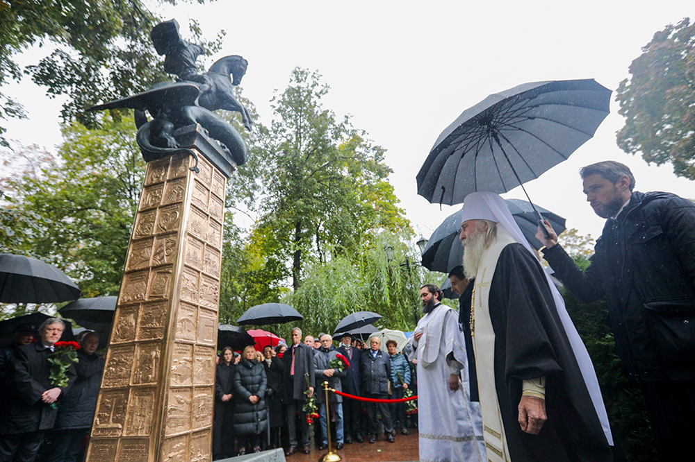 Открытие памятника на могиле бывшего мэра Москвы Юрия Лужкова