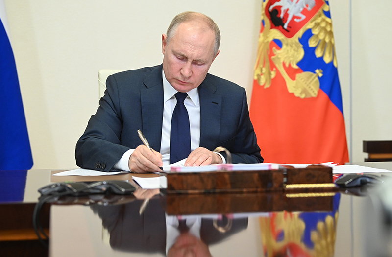 Путин подписывает документ 