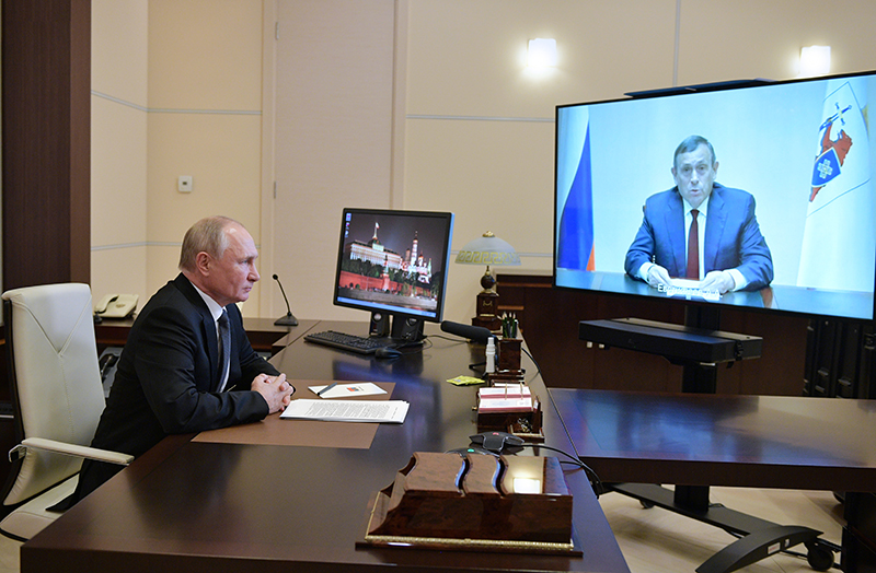 Владимир Путин во время встречи по видеосвязи с главой Марий Эл Александром Евстифеевым