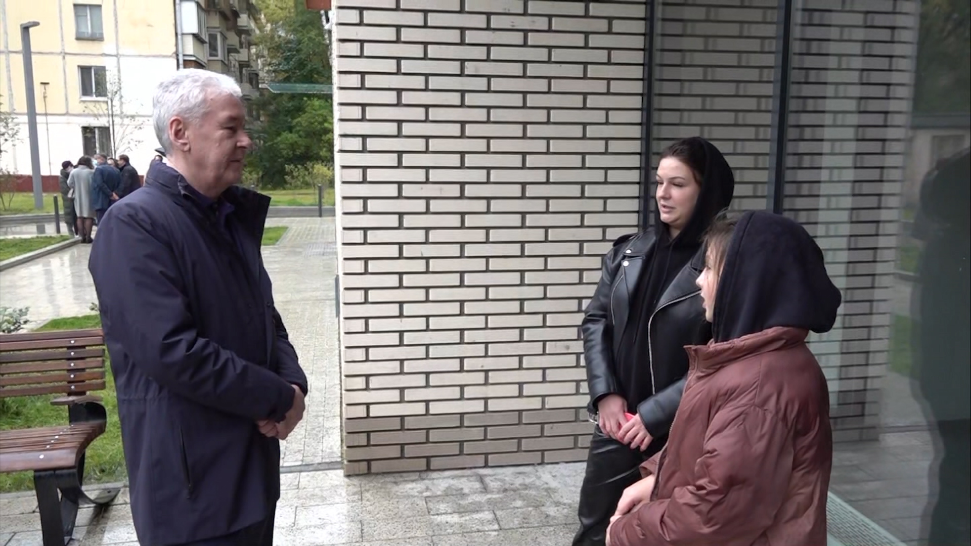 Сергей Собянин во время общения с жителями новостройки 