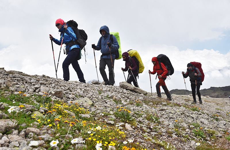 Альпинисты во время восхождения на Эльбрус 