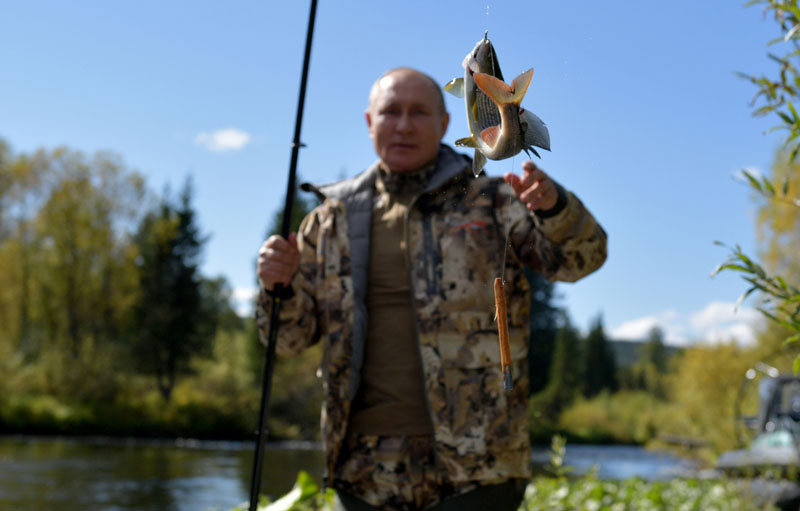 Владимир Путин во время рыбалки в тайге