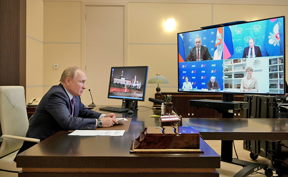 Владимир Путин общается с лидерами предвыборного списка партии "Единая Россия"