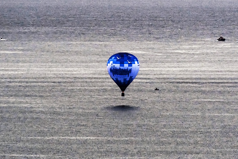 Воздушный шар над морем