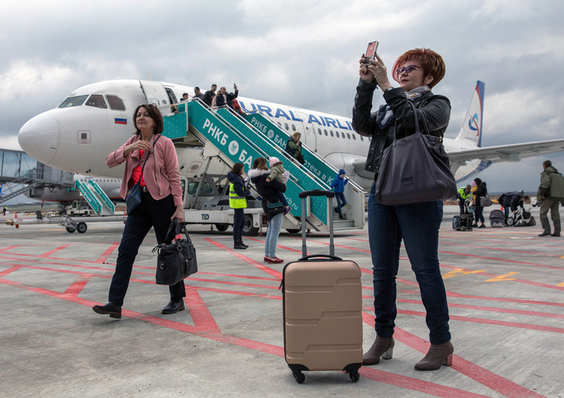 Пассажиры в международном аэропорту Симферополь