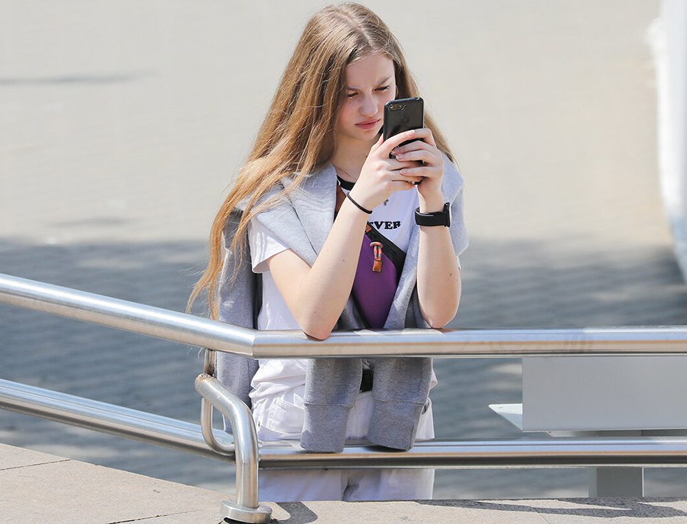 Девушка со смартфоном
