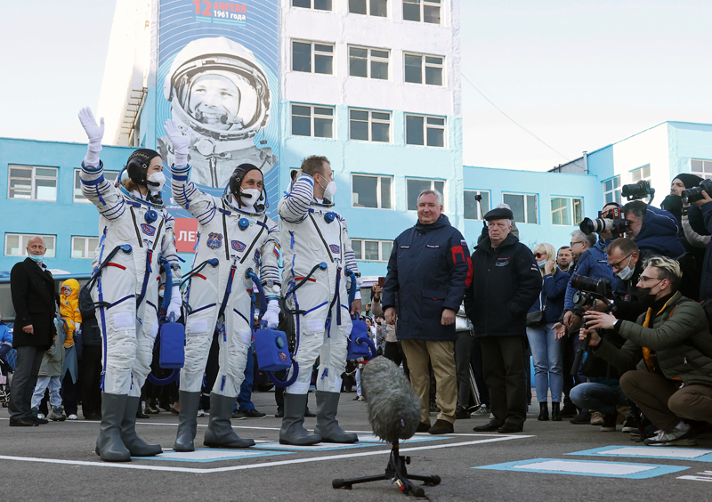 Члены экипажа РН "Союз-2.1а" со съемочной группой фильма "Вызов" на космодроме Байконур