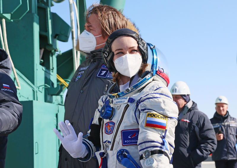 Константин Эрнст (слева) и член основного экипажа актриса Юлия Пересильд перед запуском