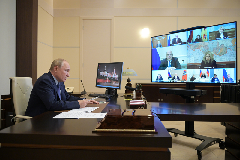Владимир Путин в Ново-Огарево во время совещания с членами правительства